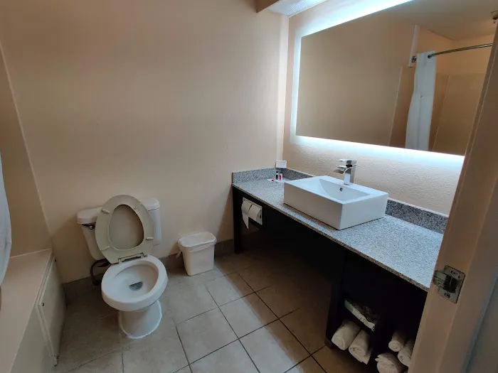 Days Inn & Suites by Wyndham Hickory 4