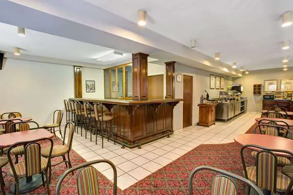Days Inn & Suites by Wyndham Hickory 4