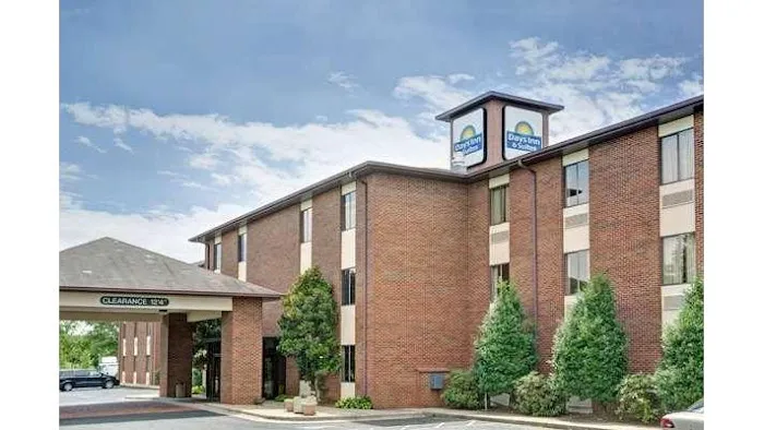 Days Inn & Suites by Wyndham Hickory 4