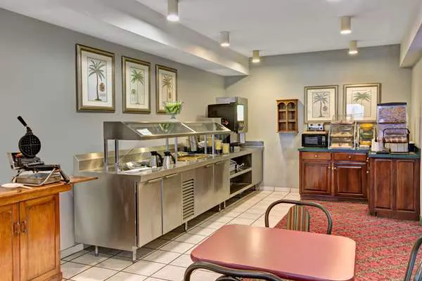 Days Inn & Suites by Wyndham Hickory 4