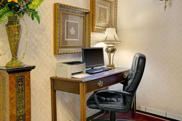 Days Inn & Suites by Wyndham Hickory 4