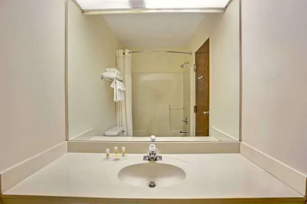 Days Inn & Suites by Wyndham Hickory 4