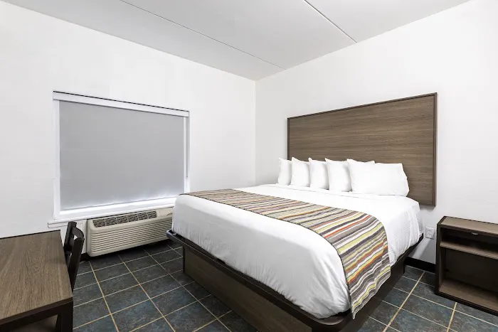 Hickory Extended Stay Suites 4