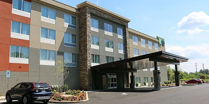 Holiday Inn Express & Suites Hendersonville SE - Flat Rock, an IHG Hotel 4