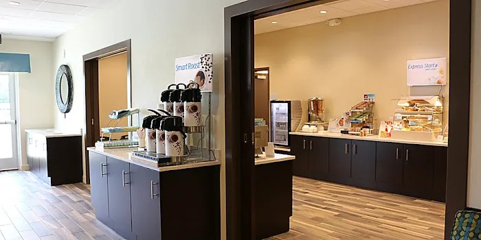 Holiday Inn Express & Suites Hendersonville SE - Flat Rock, an IHG Hotel 4