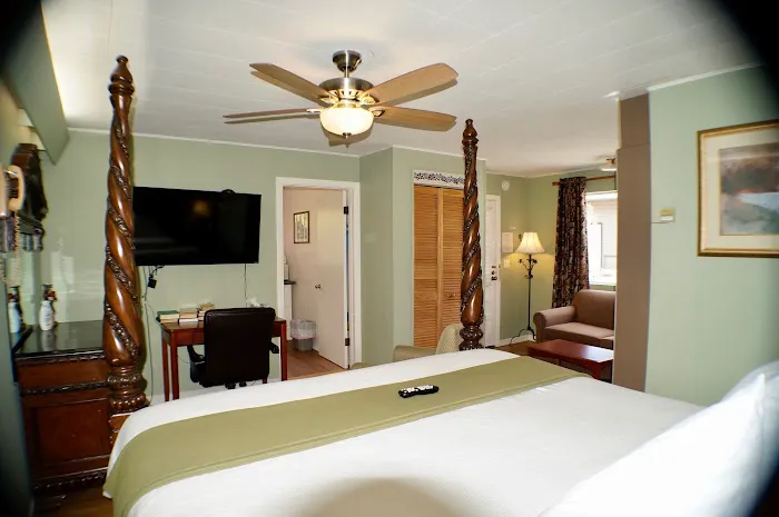 CedarWood Inn 4