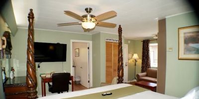CedarWood Inn