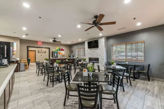 Quality Inn & Suites Hendersonville - Flat Rock 4