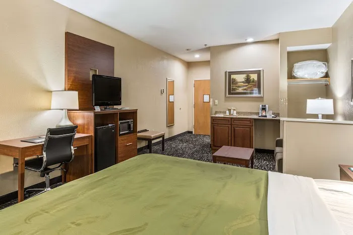 Quality Inn & Suites Hendersonville - Flat Rock 4