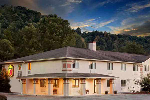 Super 8 by Wyndham Lebanon 4