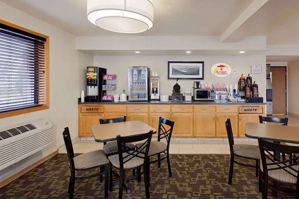 Super 8 by Wyndham Lebanon 4