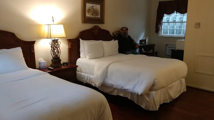 Hillwinds Inn 4