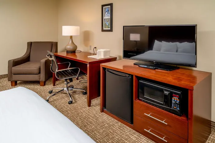 Comfort Inn & Suites 4