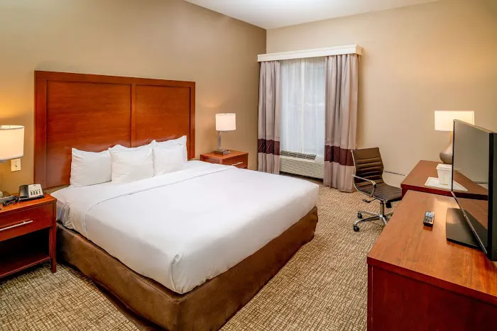 Comfort Inn & Suites 4