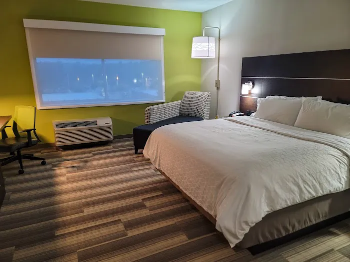 Holiday Inn Express & Suites 4