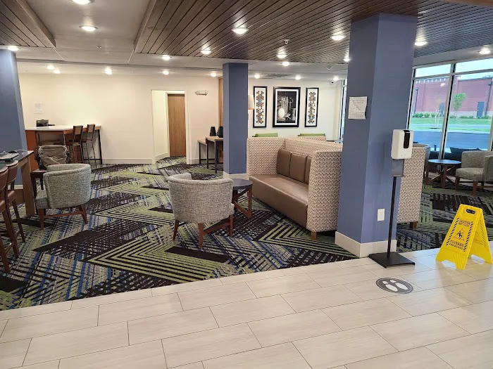 Holiday Inn Express & Suites 4