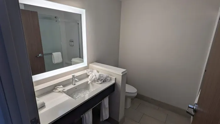 Holiday Inn Express & Suites 4
