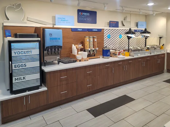 Holiday Inn Express & Suites 4
