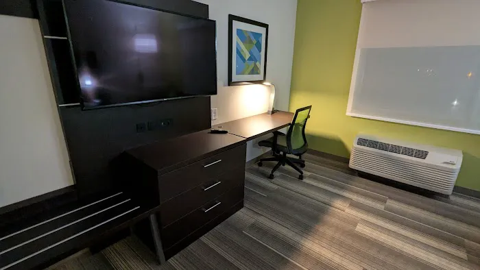 Holiday Inn Express & Suites 4