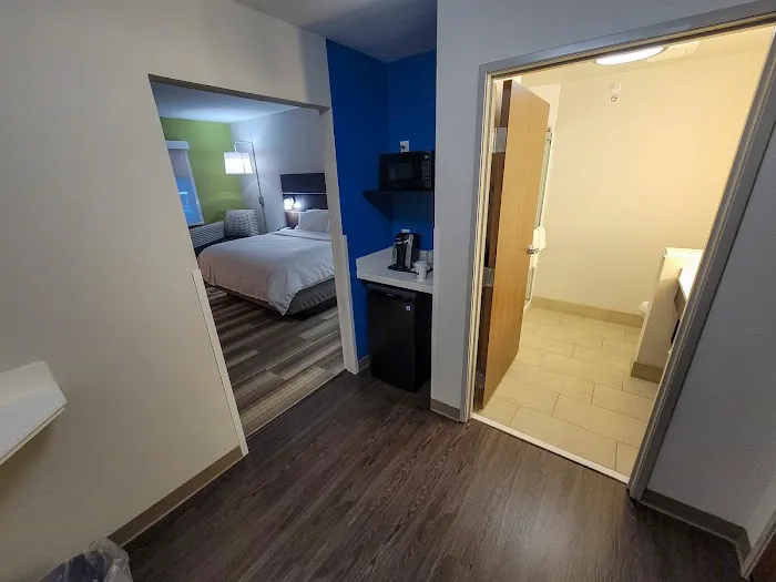 Holiday Inn Express & Suites 4
