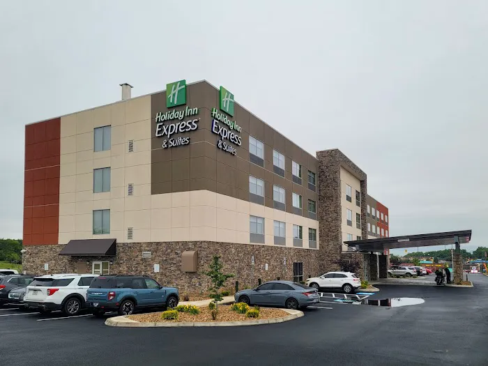 Holiday Inn Express & Suites 4