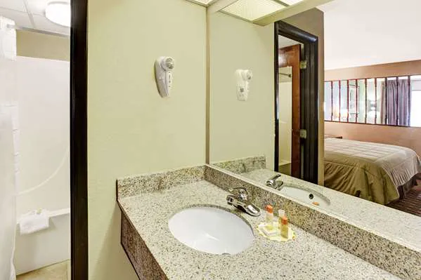 Days Inn by Wyndham Conover-Hickory 4