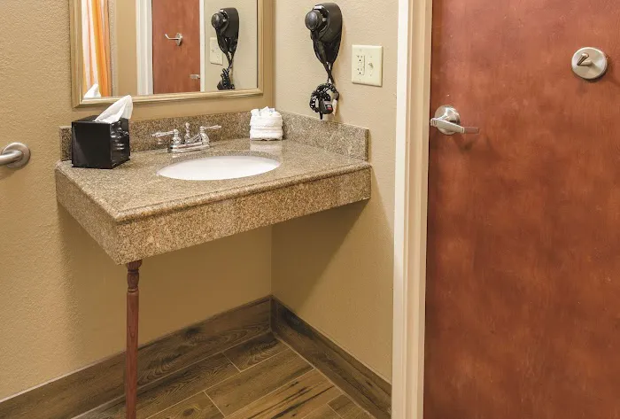 La Quinta Inn & Suites by Wyndham Boone University 4