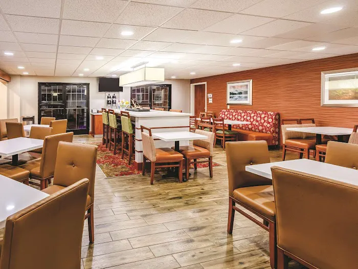 La Quinta Inn & Suites by Wyndham Boone University 4
