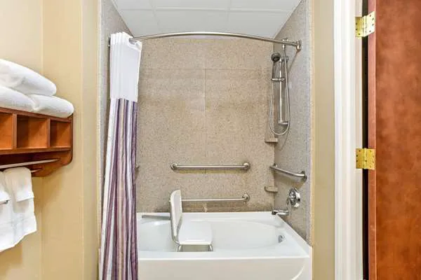 La Quinta Inn & Suites by Wyndham Boone University 4