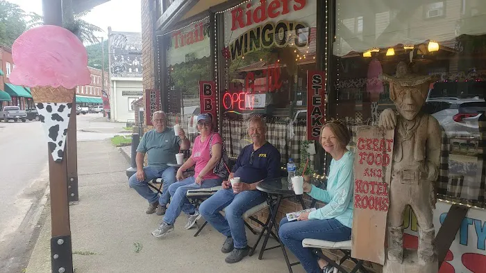 Hatfield McCoy Resort Inn, Wingo's Grill & The Real McCoy Trails 4