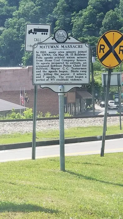 Blue Goose Saloon & Inn 4