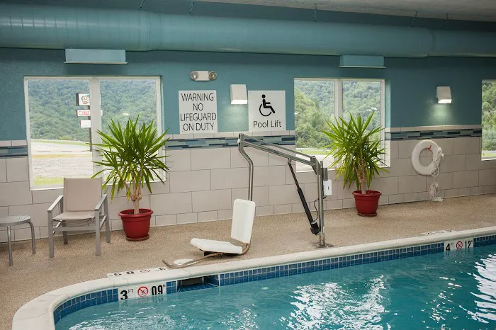 Holiday Inn Express & Suites Logan by IHG 4