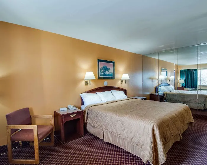 Econo Lodge Near Bluefield College 4