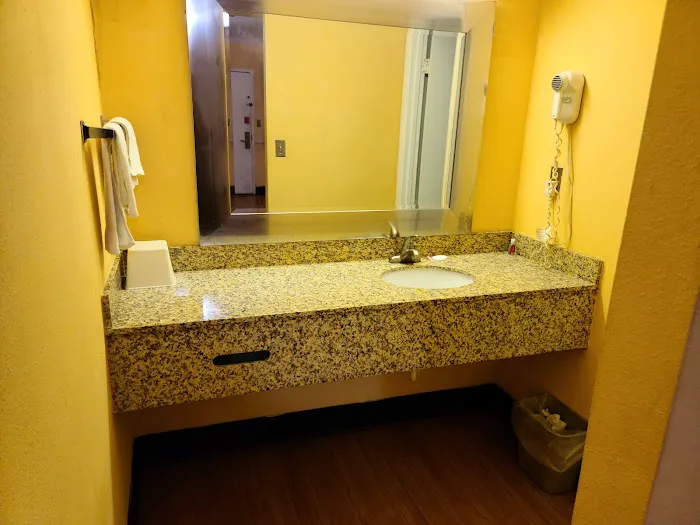Econo Lodge Near Bluefield College 4