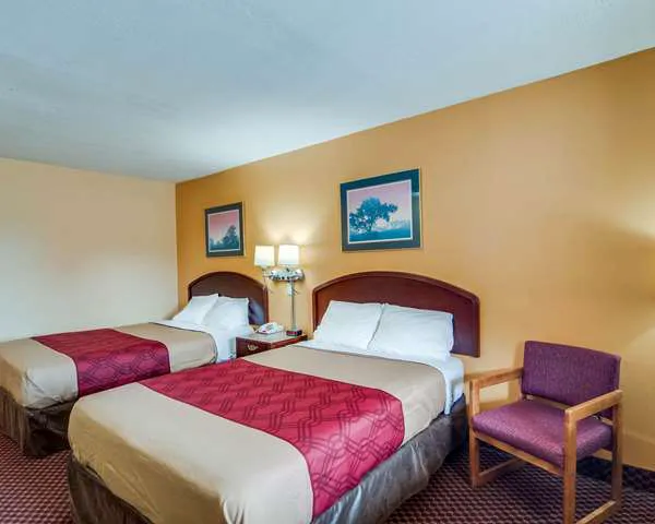 Econo Lodge Near Bluefield College 4