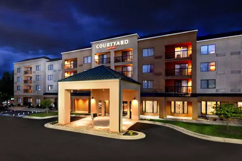 Courtyard Beckley 4