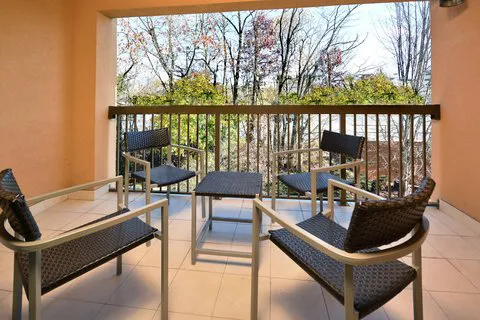 Courtyard Beckley 4