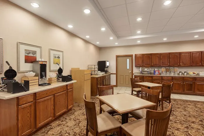 Country Inn & Suites by Radisson, Princeton, WV 4