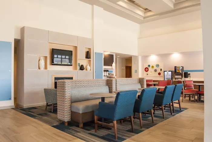 Holiday Inn Express & Suites Blacksburg - University Area by IHG 5