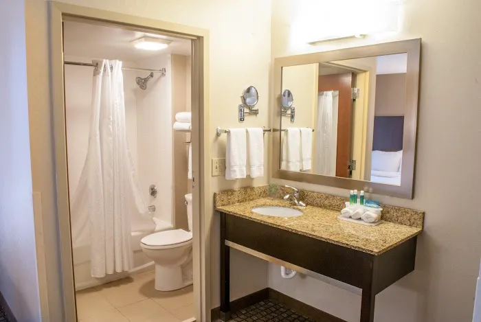 Holiday Inn Express & Suites Blacksburg - University Area by IHG 5