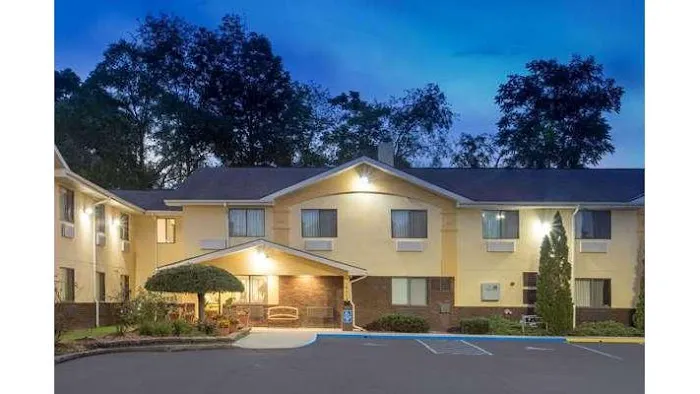 Super 8 by Wyndham Radford VA 3
