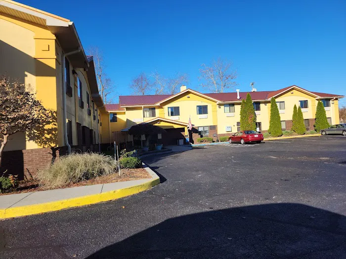 Super 8 by Wyndham Radford VA 3