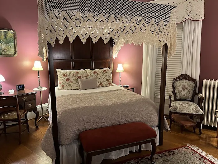 The Oaks Victorian Inn 4