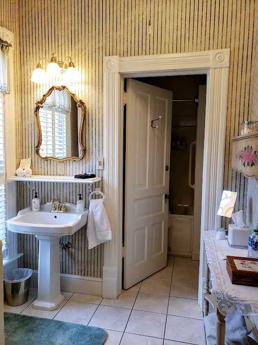 The Oaks Victorian Inn 4
