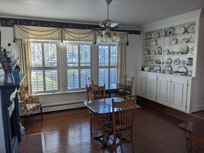 The Oaks Victorian Inn 4