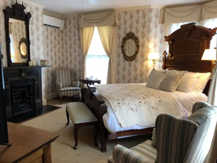 The Oaks Victorian Inn 4