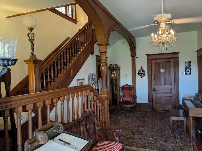 The Oaks Victorian Inn 4