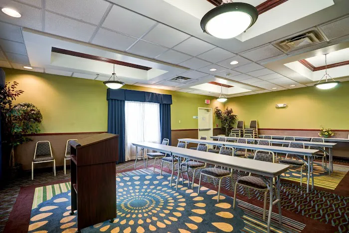 Holiday Inn Express & Suites Christiansburg by IHG 4