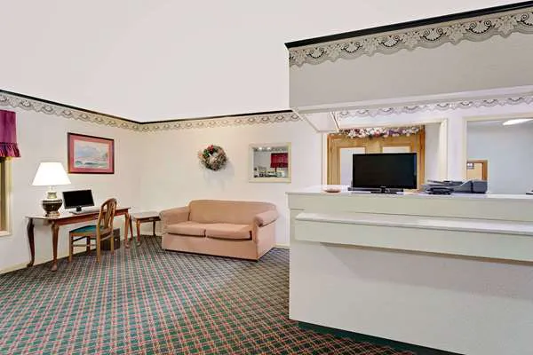 Super 8 by Wyndham Hillsville 4