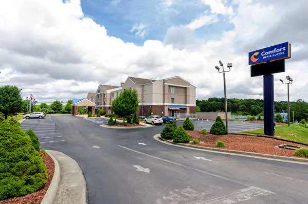 Comfort Inn & Suites Hillsville I-77 4